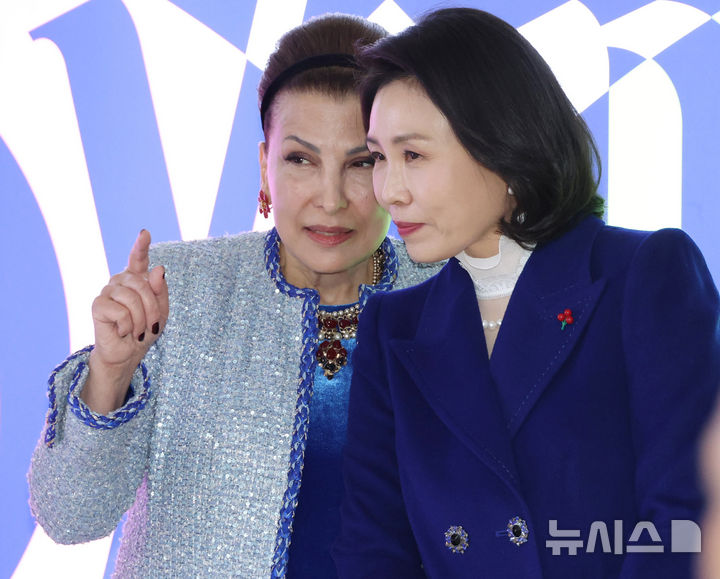 [서울=뉴시스] 최동준 기자 = 김혜경 여사가 15일 서울 중구 서울시립미술관에서 열린 한-UAE 공동기획 전시 '근접한 세계' 개막식에 참석해 후다 알카미스-카누 아부다비 음악예술재단(ADMAF) 이사장과 대화하고 있다. (대통령실통신사진기자단) 2025.12.15. photocdj@newsis.com