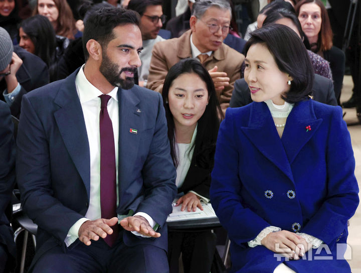 [서울=뉴시스] 최동준 기자 = 김혜경 여사가 15일 서울 중구 서울시립미술관에서 열린 한-UAE 공동기획 전시 '근접한 세계' 개막식에 참석해 살렘 빈 칼리드 알 카시미 UAE 문화부장관과 대화하고 있다. (대통령실통신사진기자단) 2025.12.15. photocdj@newsis.com