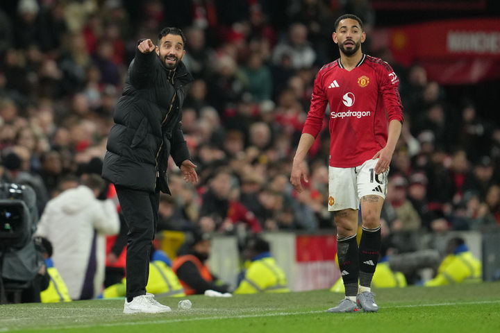 [맨체스터=AP/뉴시스] 잉글랜드 프로축구 프리미어리그(EPL) 맨체스터 유나이티드의 후벵 아모림 감독(왼쪽), 마테우스 쿠냐. 2025.12.15.