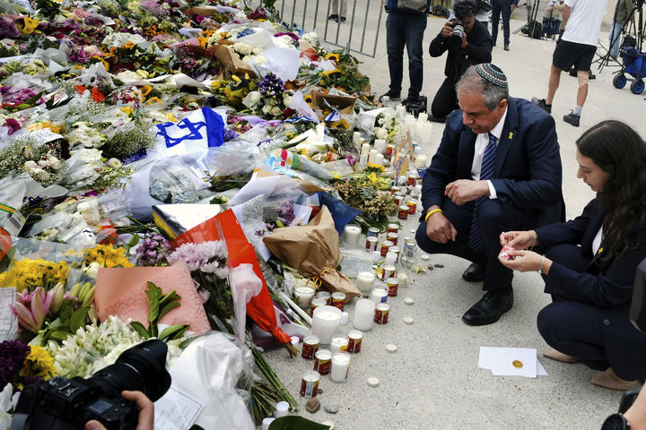 [시드니=AP/뉴시스] 아미르 마이몬 주호주 이스라엘 대사가 16일 호주 시드니 본다이 비치의 본다이 파빌리온에 마련된 총기 난사 희생자 추모소에서 헌화 후 참배하고 있다. 2025.12.16.