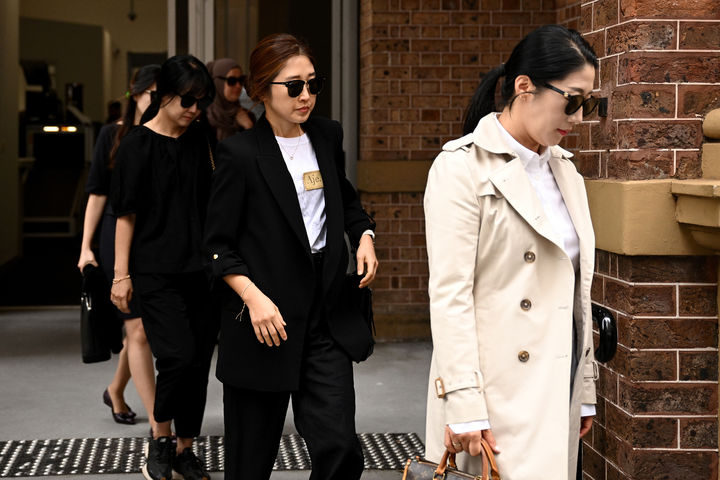 [시드니(호주)=AP/뉴시스]피해자의 가족과 친구들이 16일 호주 시드니의 뉴사우스웨일스 대법원을 떠나고 있다. 7살 학생과 그의 부모를 살해한 호주 시드니의 한국인 태권도 사범 유광경(51)에게 호주 뉴사우스웨일스 대법원의 이안 해시슨 판사가 16일 석방 가능성이 없는 종신형을 선고했다. 2025.12.16.