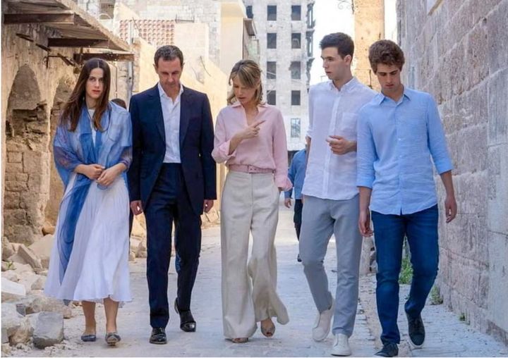 [서울=뉴시스] 바샤르 알 아사드의 가족. 2022년 시리아 알레포에서 촬영된 것으로 왼쪽부터 딸 제인, 아사드, 부인 아스마, 아들 하페즈와 카림 (출처: 전 시리아 대통령궁 페이스북) 2025.12.16.&nbsp; *재판매 및 DB 금지