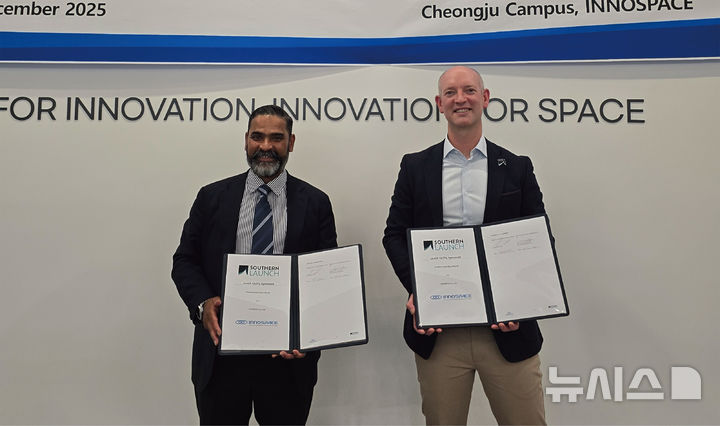 이노스페이스와 호주 서던론치가 지난 15일 발사장 계약체결식 후 기념촬영을 하고 있다. 사진은 마샬 윈 이노스페이스 해외영업부이사(왼쪽)와 로이드 댐프 서던론치 대표이사. (사진=이노스페이스 제공)