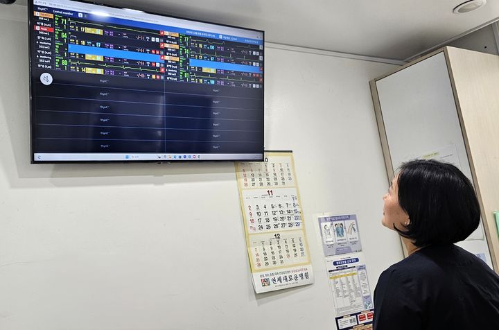 [서울=뉴시스] 간호사가 병상 모니터링 시스템 '씽크'를 통해 환자 상태를 확인하고 있다. (사진=대웅제약 제공) 2025.12.16. photo@newsis.com *재판매 및 DB 금지