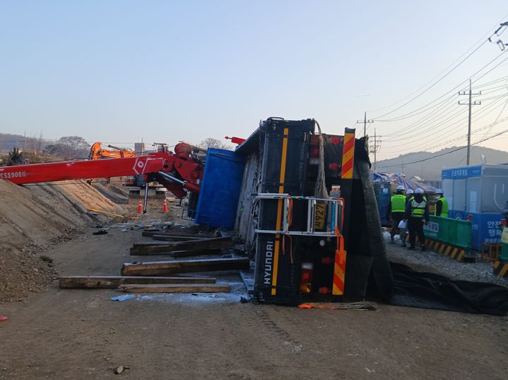 [인천=뉴시스] 강화군 불은면 크레인 전도 사고. (사진=인천소방본부 제공) 2025.12.16. photo@newsis.com *재판매 및 DB 금지