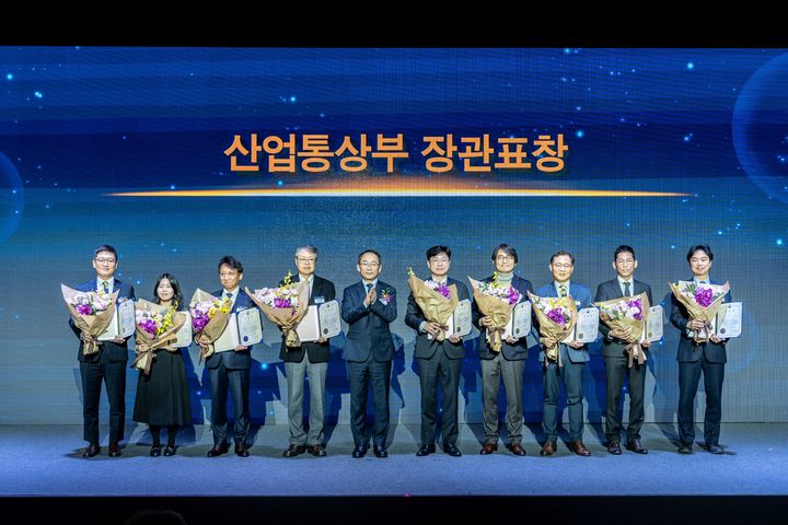 [인천=뉴시스] 전태준(맨 오른쪽) 인하대 첨단바이오의약학과·생명공학과교수와 산업통상부 장관표창을 수상한 관계자들이 기념촬영을 하고 있다. (사진=인하대 제공) 2025.12.16. photo@newsis.com *재판매 및 DB 금지