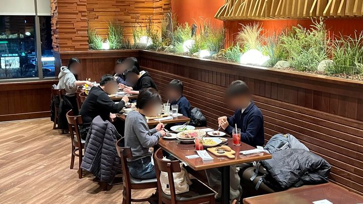 [서울=뉴시스] 다이닝브랜즈그룹이 지난 2일 가족돌봄청년 가정 3곳을 아웃백 스테이크 하우스 고양스타필드점에 초청해 한 끼 식사를 제공하는 '아름다운식탁' 프로그램을 진행했다.(사진=다이닝브랜즈그룹 제공) *재판매 및 DB 금지