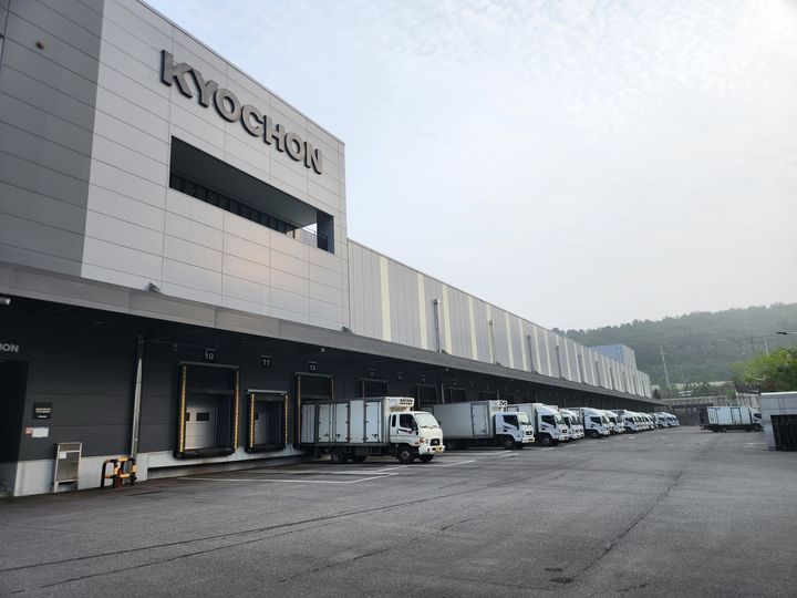 [서울=뉴시스] 교촌에프앤비 수도권 물류센터 모습.(사진=교촌에프앤비 제공) *재판매 및 DB 금지