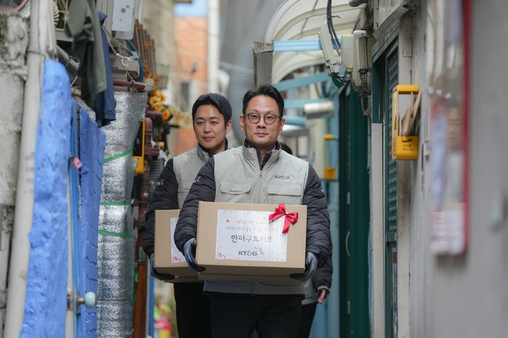 [서울=뉴시스] 방경만 KT&G 사장이 지난 15일 서울 종로구 돈의동 쪽방촌에 한파구호키트를 전달하는 모습.(사진=KT&G 제공)&nbsp; *재판매 및 DB 금지