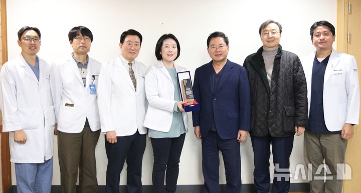 [서울=뉴시스] 왼쪽부터 정용욱 강남차병원 교육수련부장, 이경진 진료부장, 한세열 난임센터 총괄원장, 김민경 국제진료소 센터장, 노동영 원장, 차동현 강남차여성병원장, 윤찬석 의료기획실장. (사진= 강남차병원 제공)