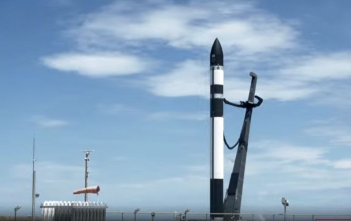 16일 뉴질랜드 마히아 발사장에서 미국 우주기업 로켓랩의 발사체 '일렉트론'이 초소형군집위성 검증기를 탑재하고 발사대에 기립해있는 모습. (사진=우주항공청 유튜브 캡처) *재판매 및 DB 금지