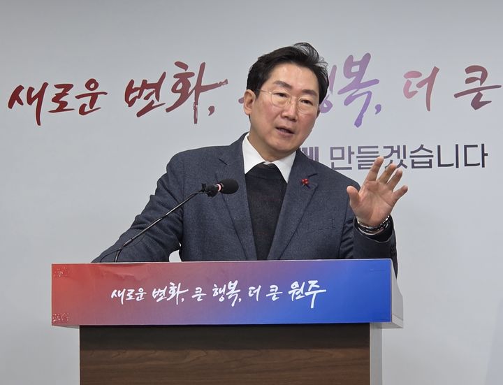 [원주=뉴시스] 이덕화 기자 = 16일 원강수 원주시장이 기자회견을 열고 지역의 미래 성장 동력 확보와 시민 삶의 질 향상을 위해 인공지능(AI)을 결합한 '디지털헬스케어 AX 전환 마스터플랜'에 대해 설명하고 있다. 2025.12.16. wonder8768@newsis.com *재판매 및 DB 금지