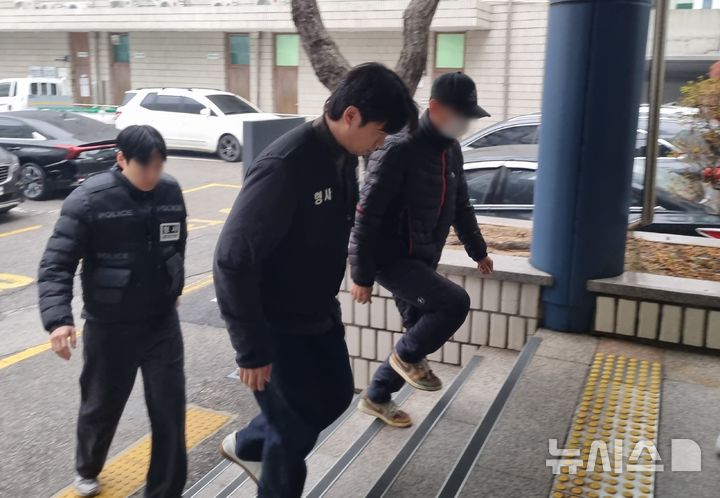 [의정부=뉴시스] 김도희 기자 = 태국인 아내 얼굴에 끓은 물을 부어 화상을 입힌 혐의를 받는 한국인 남편이 16일 구속 전 피의자심문(영장실질심사)을 받기 위해 법원에 출석했다. 2025.12.16 kdh@newsis.com