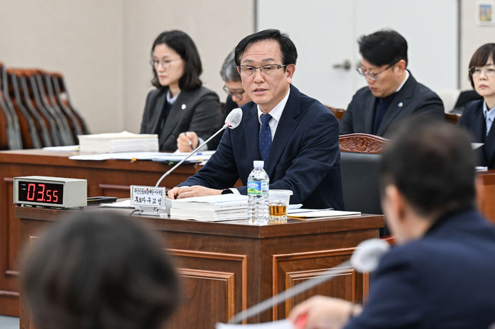 [부산=뉴시스] 구교성 부산신용보증재단 이사장 후보자가 15일 부산시의회 대회의실에서 열린 인사청문회에서 답변하고 있다. (사진=부산시의회 제공) 2025.12.16. photo@newsis.com *재판매 및 DB 금지