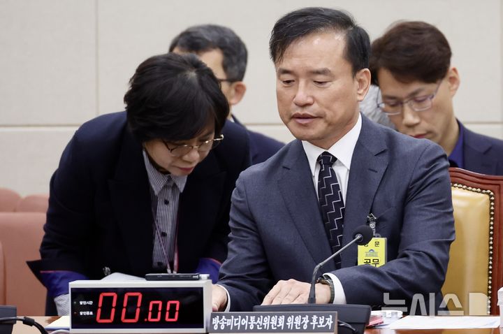 [서울=뉴시스] 조성봉 기자 = 김종철 방송미디어통신위원회 위원장 후보자가 16일 오전 서울 여의도 국회 과학기술정보방송통신위원회에서 열린 인사청문회에서 답변 준비를 하고 있다. 2025.12.16. suncho21@newsis.com