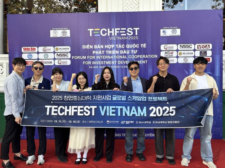 [대전=뉴시스] 'TECHFEST VIETNAM'에 참가한 한남대 관계자들 기념촬영. (사진=한남대 제공) 2025.12.16. photo@newsis.com *재판매 및 DB 금지