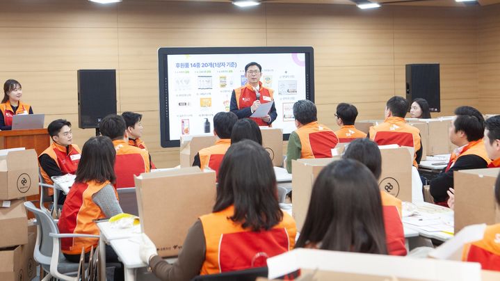 [서울=뉴시스] 안재용 SK바이오사이언스 사장이 행복상자 캠페인 활동에 참가하는 임직원들에게 소감과 당부를 전하고 있다. (사진=SK바이오사이언스 제공) 2025.12.16. photo@newsis.com *재판매 및 DB 금지