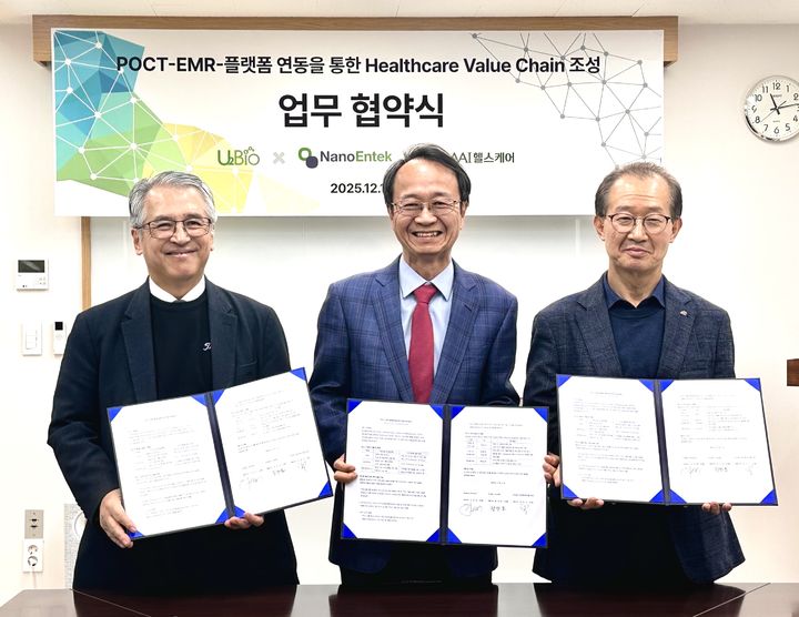 (좌측부터) 김진태 유투바이오 대표, 정찬일 나노엔텍 대표, 이창석 에이에이아이헬스케어 대표.(사진=나노엔텍 제공) *재판매 및 DB 금지