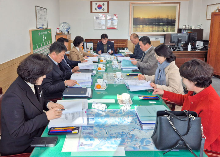 [창녕=뉴시스] 창녕군이 올 하반기 적극행정 우수사례 선정을 위한 적극행정위원회를 진행하고 있다. (사진= 창녕군 제공) 2025.12.16. photo@newsis.com *재판매 및 DB 금지