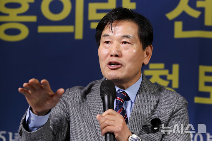 [대구=뉴시스] 정창오 기자= 홍의락 전 더불어민주당 의원이 16일 오전 대구 남구 이천동 대구아트파크에서 열린 아시아포럼21 정책토론회에 참석해 발언하고 있다(사진=아시아포럼21 제공) 2025.12.16 jco@newsis.com