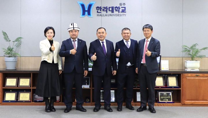 [원주=뉴시스] 키르기스스탄 3개 공립대학과 MOU 체결하고 있다. (사진=한라대학교 제공)2025.12.16.photo@newsis.com *재판매 및 DB 금지