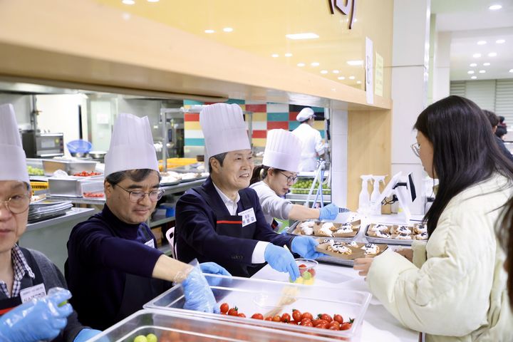 [서울=뉴시스] 서울시립대가 '사랑의 야식' 행사를 진행했다. (사진=서울시립대 제공) 2025.12.16. photo@newsis.com *재판매 및 DB 금지