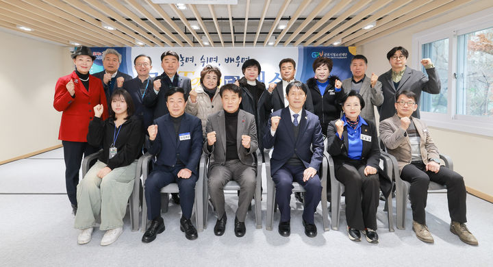 [군포=뉴시스] 하은호 경ㅇ기 군포시장(앞줄 왼쪽에서 세번째)이 15일 군2Teen터 개소식에서 참석자들과 기념촬영을 하고 있다.(사진=군포시 제공) 2025.12.16. photo@newsis.com *재판매 및 DB 금지