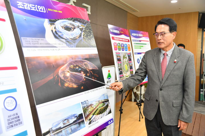 [울산=뉴시스] 이순걸 울산 울주군수는 16일 군청 프레스센터에서 언론브리핑을 통해 간절곶 식물원 건립사업에 대한 향후 계획을 밝혔다. (사진= 울주군 제공) 2025.12.16.photo@newsis.com *재판매 및 DB 금지