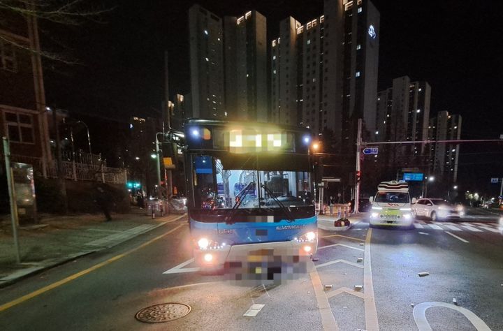 [창원=뉴시스] 강경국 기자 = 15일 오후 경남 창원시 성산구 남양삼거리에서 시내버스가 우회전을 하던 중 자전거를 충돌해 멈춰서 있다. (사진=독자 제공). 2025.12.16. photo@newsis.com *재판매 및 DB 금지