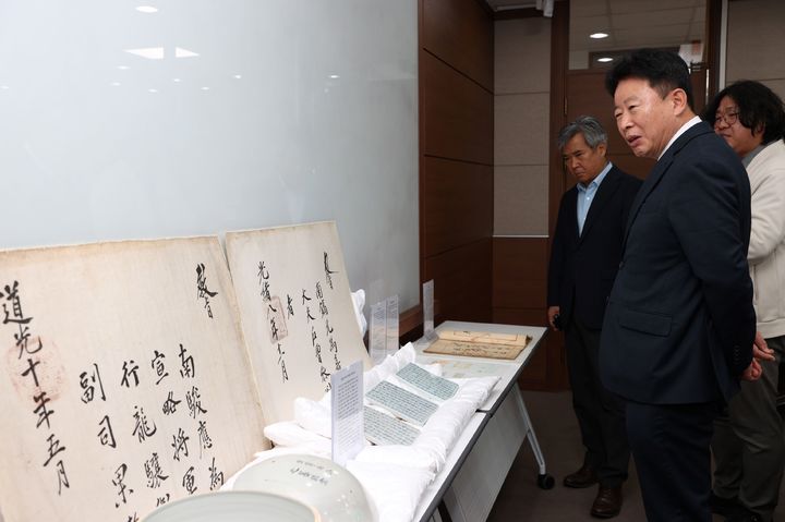 서태원 경기 가평군수가 기증된 향토 유물과 자료료들을 둘러보고 있다. (사진=가평군 제공) photo@newsis.com *재판매 및 DB 금지
