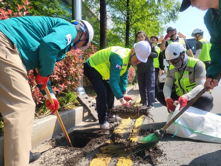 [창원=뉴시스] 강경국 기자 = 경남 창원시 환경미화원들이 도로변에서 빗물받이 청소를 하고 있다. (사진=창원시청 제공). 2025.12.16. photo@newsis.com *재판매 및 DB 금지