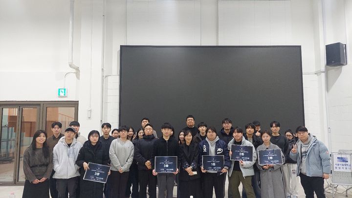 [서울=뉴시스] 서울시립대와 아산나눔재단이 개최한 '소셜벤처 팀프로젝트 결과 발표회'에서 참가자들이 기념사진을 촬영하고 있다. (사진=서울시립대 제공) 2025.12.16. photo@newsis.com *재판매 및 DB 금지