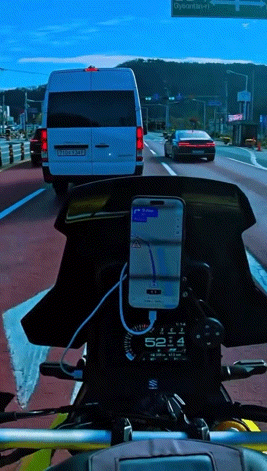 [뉴시스] 도로 한복판에서 역주행을 하는 제네시스 차량의 모습이 담긴 영상이 공개돼 온라인에서 화제를 모으고 있다. (사진='보배드림' 캡처) *재판매 및 DB금지 *재판매 및 DB 금지