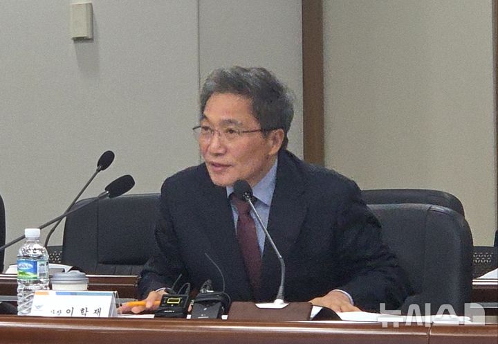 [인천=뉴시스] 변해정 기자 = 이학재 인천국제공항공사 사장은 16일 인천공항에서 가진 기자간담회에서 기자들의 질문에 답변하고 있다. 2025.12.18. hjpyun@newsis.com