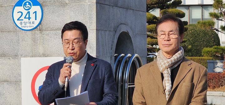 [창원=뉴시스]왼쪽부터 김영곤·김상권 경남교육감 보수·중도 후보. 2025.12.16.sky@newsis.com *재판매 및 DB 금지