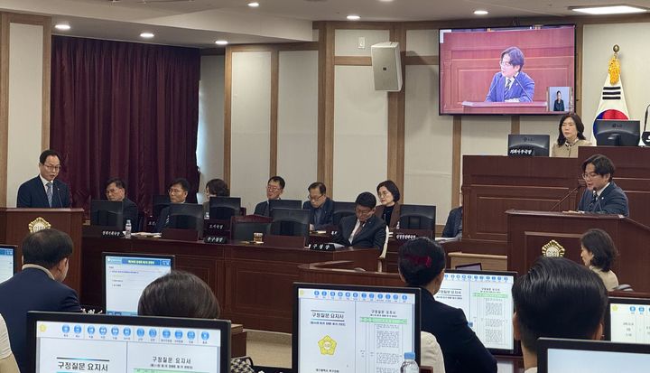 [대구=뉴시스] 정재익 기자 = 16일 대구 북구의회 제298회 정례회 제3차 본회의에서 오영준 구의원이 지형재 북구 부구청장 대상으로 환경공무직 채용 비리 의혹과 관련한 구정 질의를 하고 있다. 2025.12.16. jjikk@newsis.com *재판매 및 DB 금지