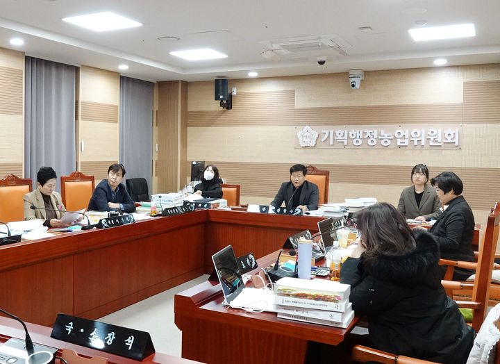[아산=뉴시스] 아산시의회 기획행정농업위원회 회의 모습. (사진=아산시의회 제공) 2025.12.16 photo@newsis.com *재판매 및 DB 금지
