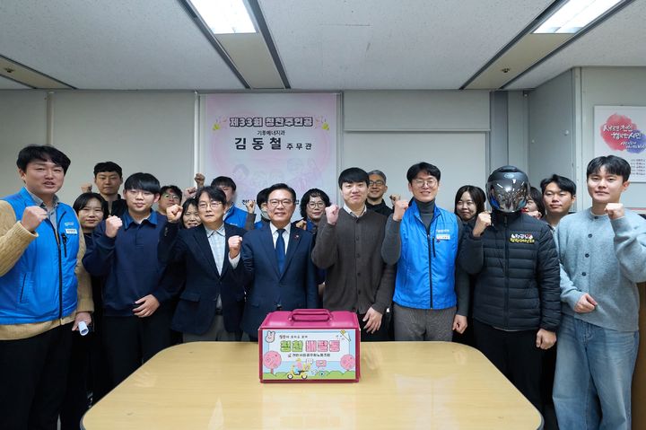 [천안=뉴시스] 천안시청공무원노조가 33번째 칭찬배달통 주인공으로 기후에너지과 김동철 주무관을 선정해 시상했다. (사진=천안시청공무원노조 제공) 2025.12.16 photo@newsis.com *재판매 및 DB 금지