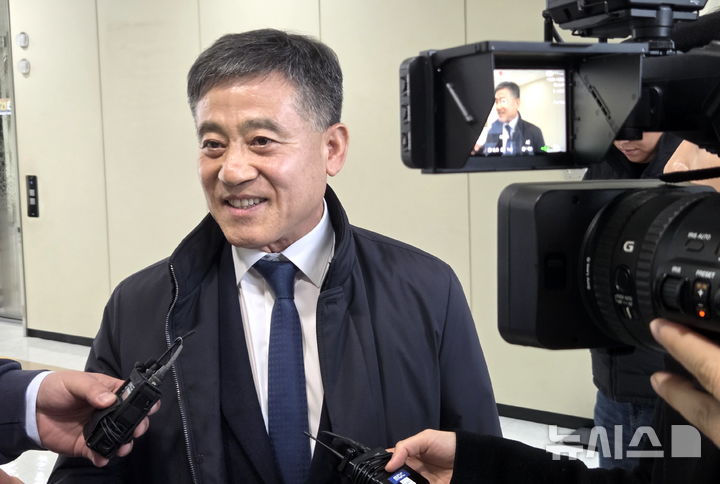 [전주=뉴시스] 김얼 기자 = 뇌물수수 의혹을 받고 있는 정성주 김제시장이 16일 전북 전주시 전북경찰청에서 피의자 신분으로 조사를 받기 위해 장내로 들어서고 있다. 2025.12.16. pmkeul@newsis.com