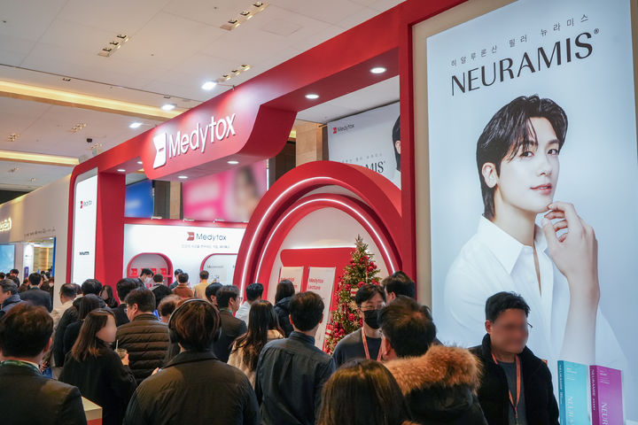 [서울=뉴시스] 지난 14일 '2025 대한레이저피부모발학회 국제 추계 학술대회'에 참가한 의료 관계자들이 메디톡스 부스를 관람하고 있다. (사진=메디톡스 제공) 2025.12.16. photo@newsis.com *재판매 및 DB 금지