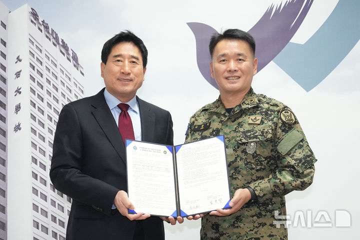 [완주=뉴시스]윤난슬 기자 = 전북 우석대학교는 16일 전주캠퍼스 대학 본관 총장 집무실에서 박노준 총장과 김종탁 제7공수특전여단장 등이 참석한 가운데 군 계약학과인 '국방학과' 운영을 위한 협약식을 열었다고 밝혔다. (사진=우석대 제공) 2025.12.16. photo@newsis.com 