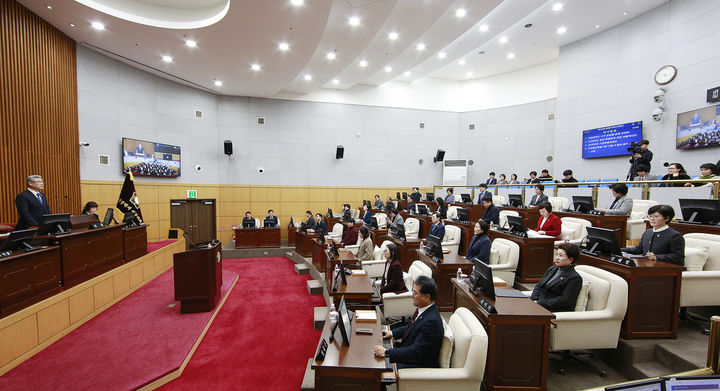 [대전=뉴시스] 조명휘 기자 = 대전 서구의회가 16일 제293회 제2차 정례회를 폐회하고 있다. (사진= 서구의회 제공) 2025.12.16. photo@newsis.com *재판매 및 DB 금지