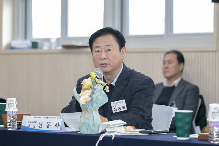 [구리=뉴시스] 신동화 경기 구리시의회 의장이 별내선 구리-남양주 구간 감량운영 철회 촉구 건의문에 대한 제안설명을 하고 있다. (사진=구리시의회 제공) 2025.12.16. photo@newsis.com *재판매 및 DB 금지