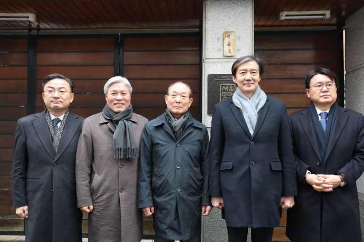 [서울=뉴시스]조국 당대표, 서왕진 원내대표를 비롯한 조국혁신당 의원들은 16일 서울 동작구 김영삼민주센터와 고(故) 김대중 전 대통령 사저 등을 방문했다. (사진=조국혁신당 제공) 2025.12.16. photo@newsis.com *재판매 및 DB 금지