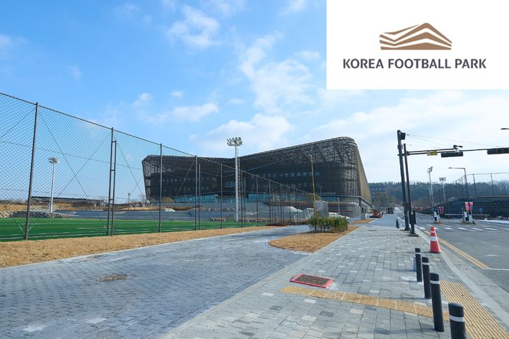 [천안=뉴시스] 코리아풋볼파크 내 주경기장 모습과 새롭게 만들어진 BI(우측 상단). (사진=천안시 제공) 2025.12.16 photo@newsis.com *재판매 및 DB 금지