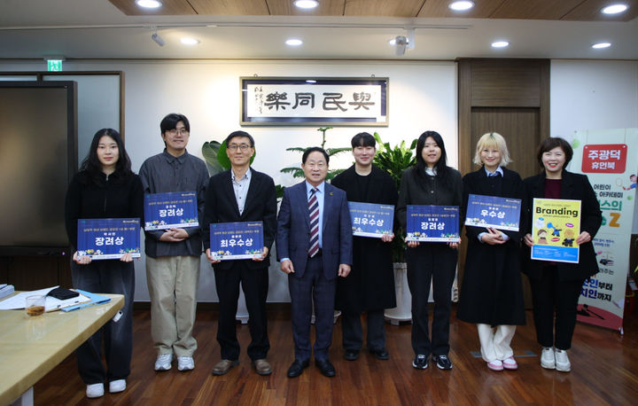 남양주시 청년 브랜드 공모전 수상자들이 주광덕 남양주시장과 기념촬영을 하고 있다. (사진=남양주시 제공) photo@newsis.com *재판매 및 DB 금지