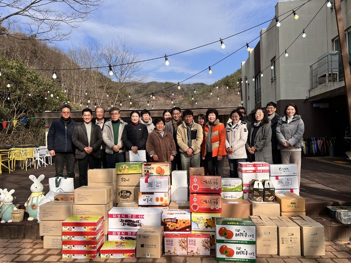 [진주=뉴시스] 안심농협의체, 농축산물 꾸러미 전달 나눔 행사. (사진=경남농업기술원 제공) 2025.12.16. photo@newsis.com *재판매 및 DB 금지