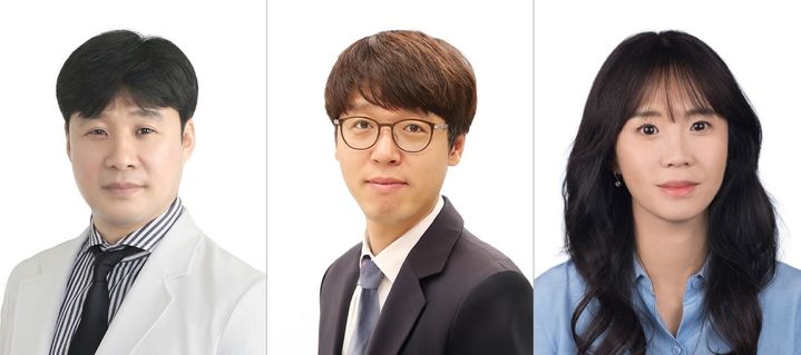 [서울=뉴시스] 16일 경희대병원은 권병수 산부인과 교수팀, 김종민·유경현 숙명여자대학교 생명시스템학부 교수와 공동으로 난소암 전이 및 재발 억제와 관련된 새로운 치료 기전을 규명하고 이를 네이처(Nature) 계열 국제 학술지 ‘Experimental & Molecular Medicine(IF 12.8)’에 발표했다. 권병수 경희대병원 산부인과 교수, 김종민·유경현 숙명여자대학교 교수 (좌측부터). (사진=경희대병원 제공) 2025.12.16. photo@newsis.com *재판매 및 DB 금지