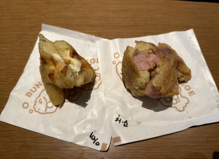 [서울=뉴시스] 김민성 기자 = 붕어대학 매장에서 구입한 '붕어빵 통치즈맛'(왼쪽)과 '붕어빵 치즈소시지맛' 제품 모습. 2025.12.16. kms@newsis.com *재판매 및 DB 금지