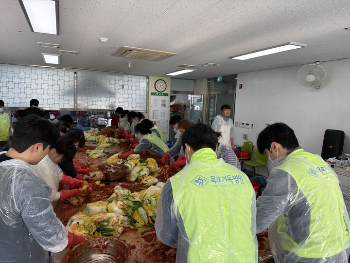 [목포=뉴시스]목포기독병원 김장 봉사. (사진=목포기독병원 제공) 2025.12.16. photo@newsis.com *재판매 및 DB 금지